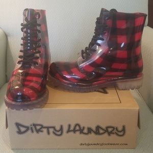 Dirty Laundry Roadie plaid rubber Boots EUC, size9